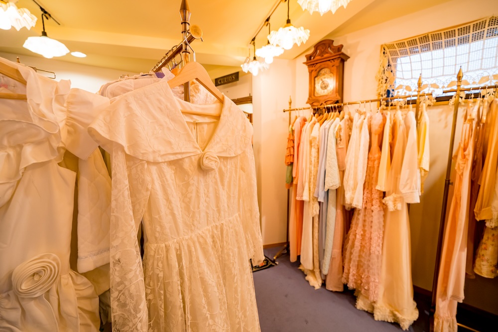 原宿にあるヴィンテージショップ＜curios tokyo＞で近代ヨーロッパの  